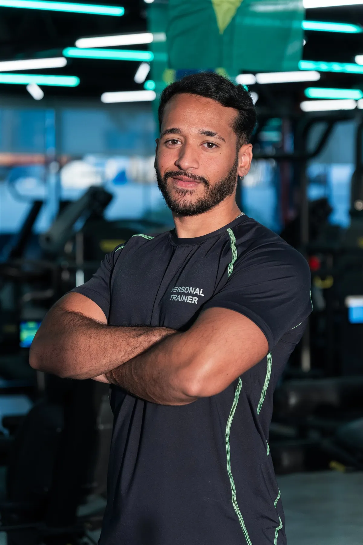 Retrato do personal trainer Victor Alves na academia, produzido pela AURALEN